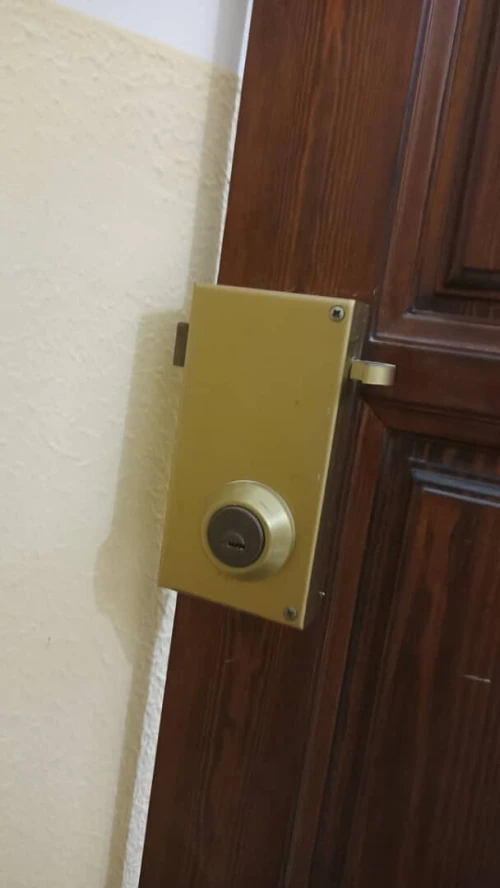 Une porte d'entré en bois rouge sans cadre