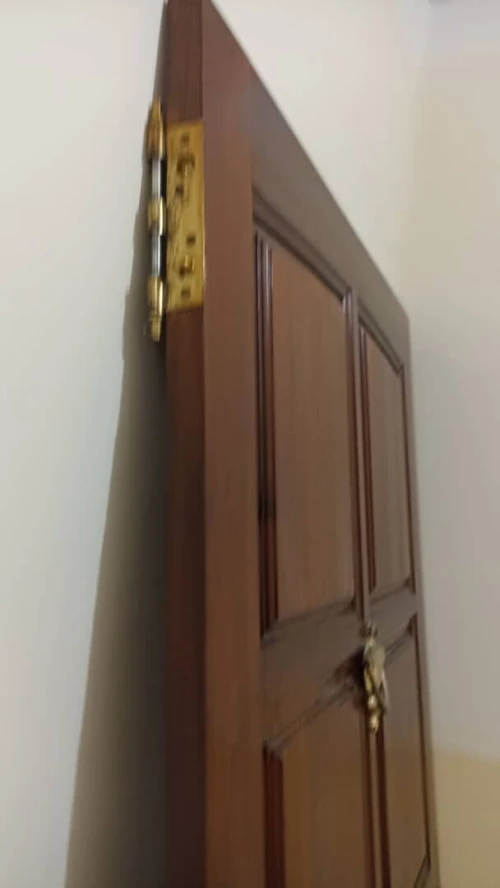 Une porte d'entré en bois rouge sans cadre