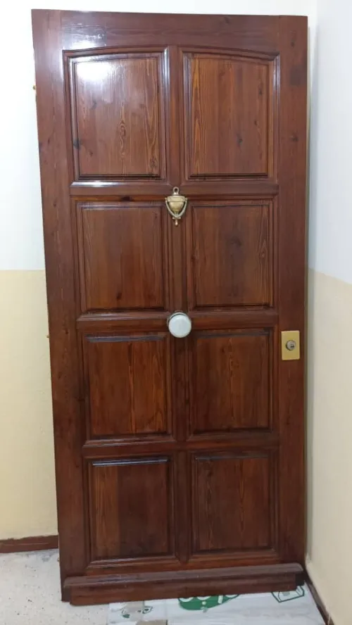 Une porte d'entré en bois rouge sans cadre