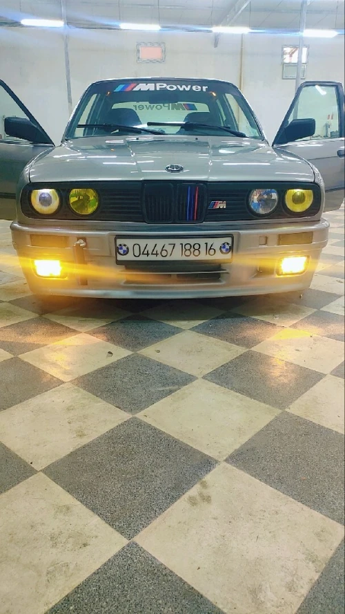 BMW E30 1988 