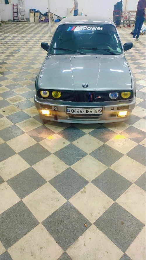 BMW E30 1988 
