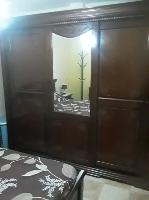 Chambre à coucher occasion bois rouge Bon état 