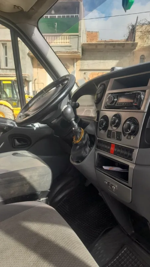 Location fourgon sans chauffeur équipée caisse conteneur