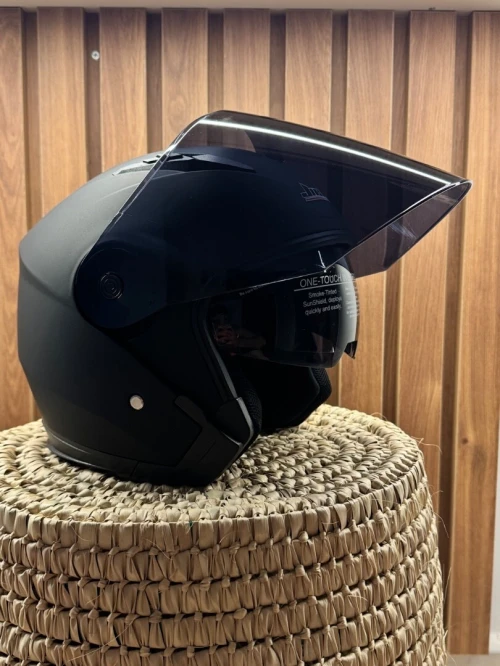 Casque moto noir mat