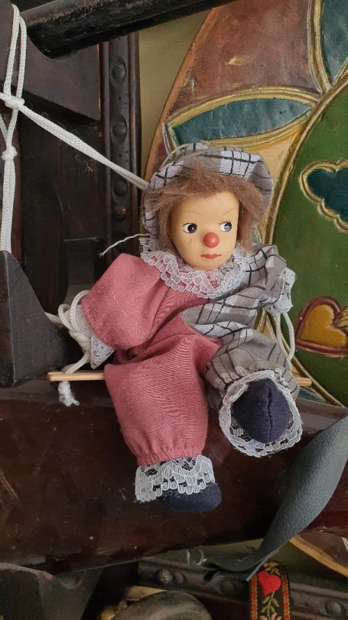 Vintage poupée tête et pieds en porcelaine corps mou sur balançoire, clown