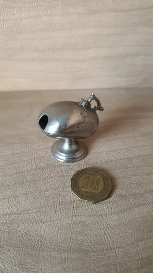 Vintage mini cendrier de voyage en metal argenté sous forme de saussière 
