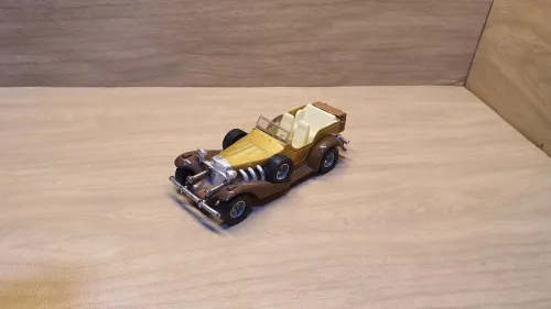 Miniature voiture néoclassique Excalibur Cabriolet reproduite par Majorette 1:32