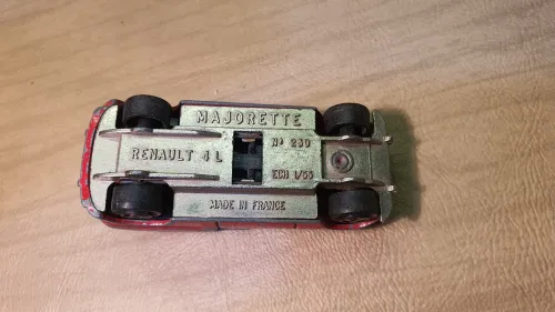 Voitures miniature Majorette Renault 4L 1/55, Simca 1/60 , 2 CV 1/60, R19 Cabriolet 1/55, R5