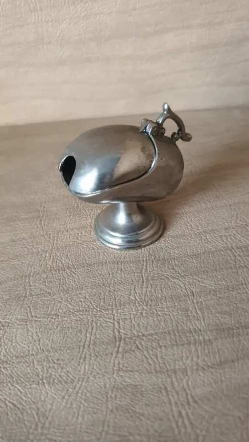 Vintage mini cendrier de voyage en metal argenté sous forme de saussière 