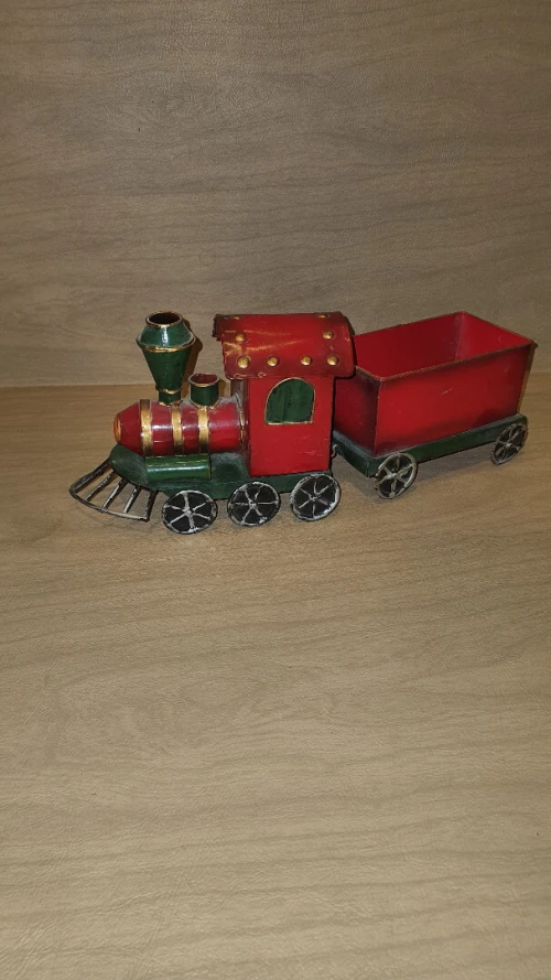 Train en tole rouge