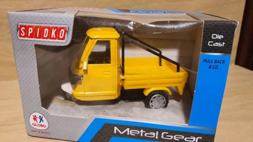 Miniature de la mythique camionette lambretta italienne APE PIAGGIO Cross, métalique de GLOBO Toys