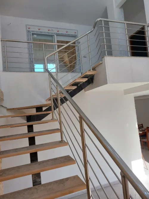 garde corp en inox et en verre, rampe d'escalier en inox et en verre trempé