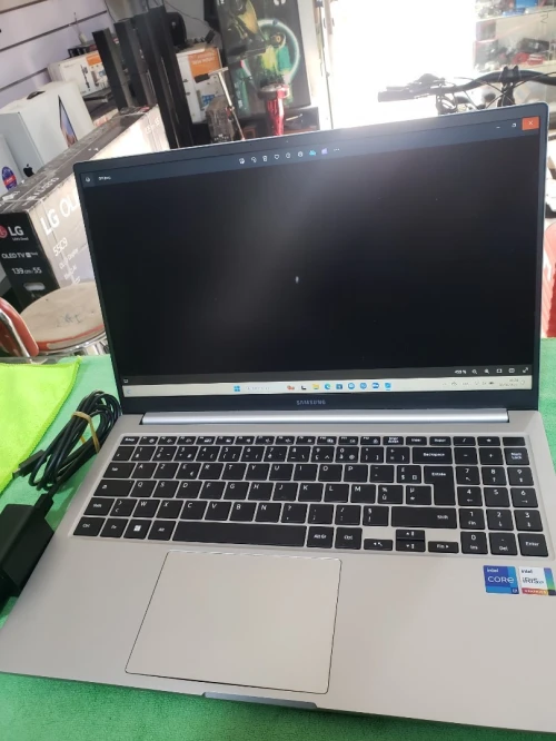 SAMSUNG Galaxy Book3 (15.6", i7,13TH  16GB, Intel Xe Graphics) PETIT TACHE SUR LE CENTRE 