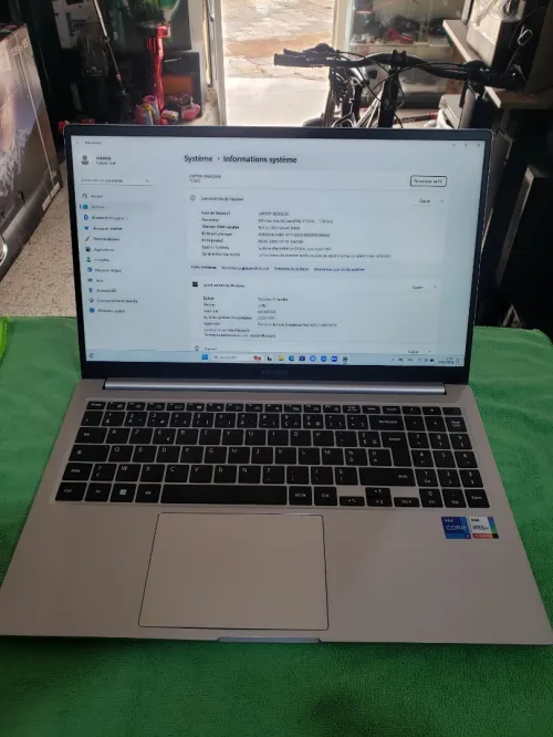 SAMSUNG Galaxy Book3 (15.6", i7,13TH  16GB, Intel Xe Graphics) PETIT TACHE SUR LE CENTRE 