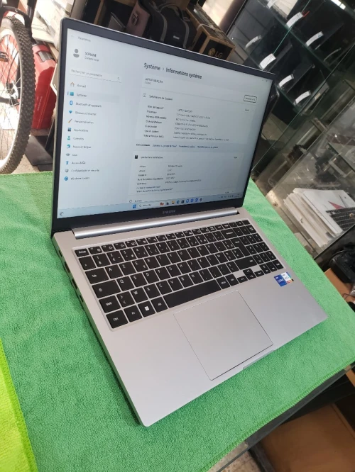 SAMSUNG Galaxy Book3 (15.6", i7,13TH  16GB, Intel Xe Graphics) PETIT TACHE SUR LE CENTRE 