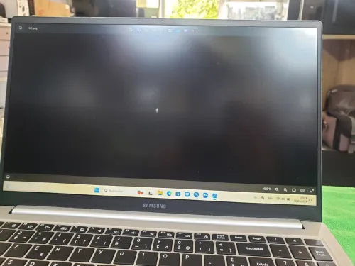 SAMSUNG Galaxy Book3 (15.6", i7,13TH  16GB, Intel Xe Graphics) PETIT TACHE SUR LE CENTRE 