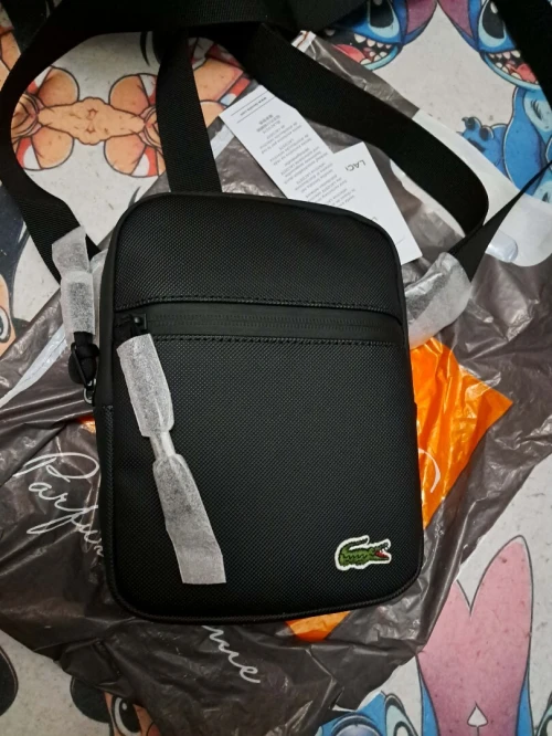 Sacoche lacoste original Jamais utilise