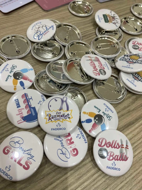 Macarons, Pins, Porte-clés, Médailles Personnalisés.