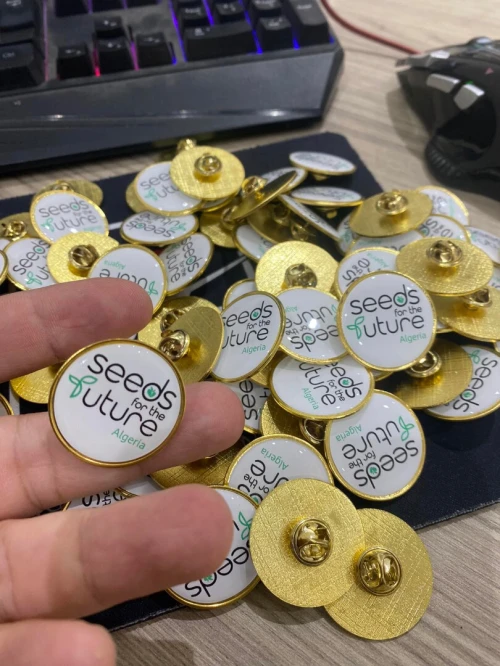 Macarons, Pins, Porte-clés, Médailles Personnalisés.