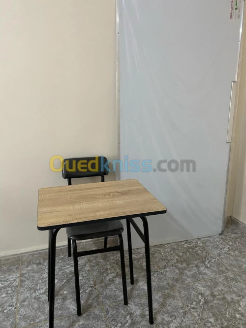  table et chaise scolaire et  tableau 2M