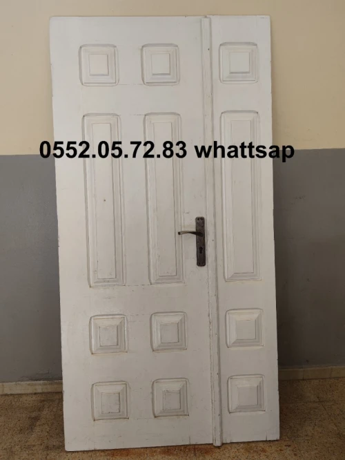 une porte d'entre bombée