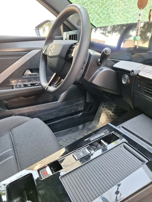 Opel Astra 2025 الجديد chien métallique