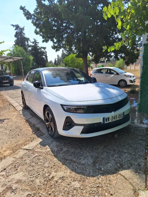 Opel Astra 2025 الجديد chien métallique