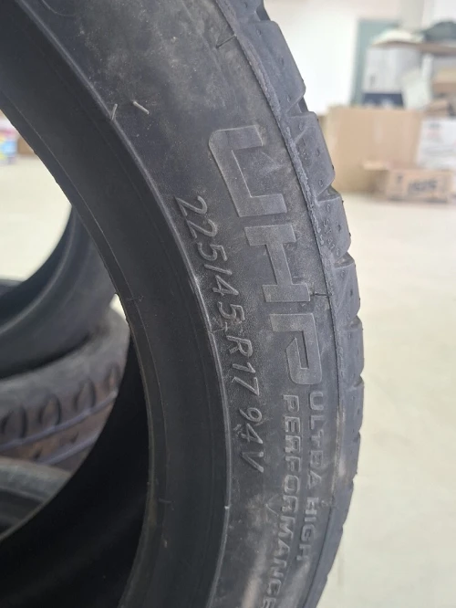 4 Pneus Falken 225/45 R17 94V XL -jamais utilisé