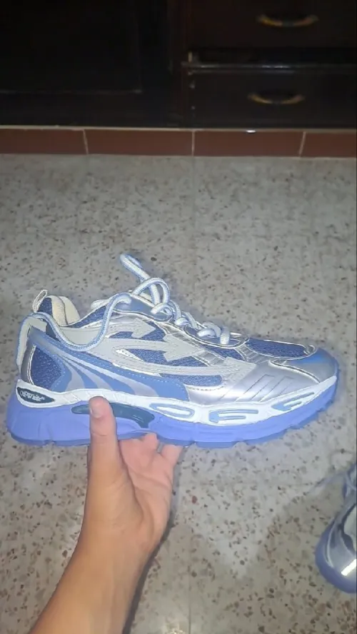 Off-white couleur bleu et gris aluminium