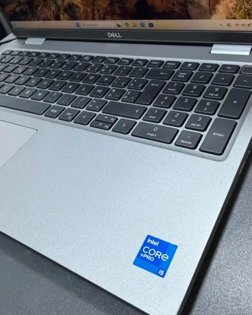 DELL LATITUDE 5520  INTEL i5-1145G7 RAM 16GB DDR4 DISK  256GB SSD nvme INTEL IRIS XE GRAPHICS  ECRAN 15.6-INCH FHD