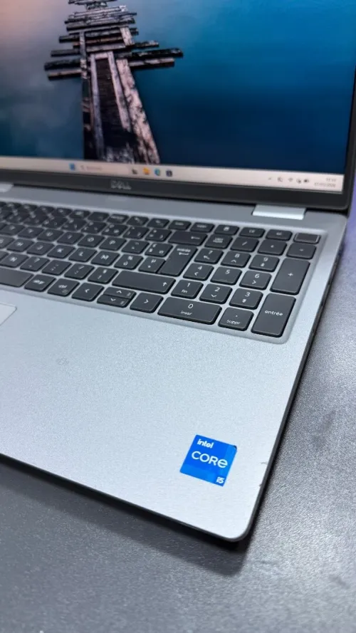 DELL LATITUDE 5520 INTEL i5-1135G7 2.4GHZ up to 4.2ghz 4 CŒURS \\ 8 THREADS RAM 8GB DDR4 3200MT/s DISK 256GB SSD nvme INTEL IRIS XE GRAPHICS ECRAN 15.6INCH FHD