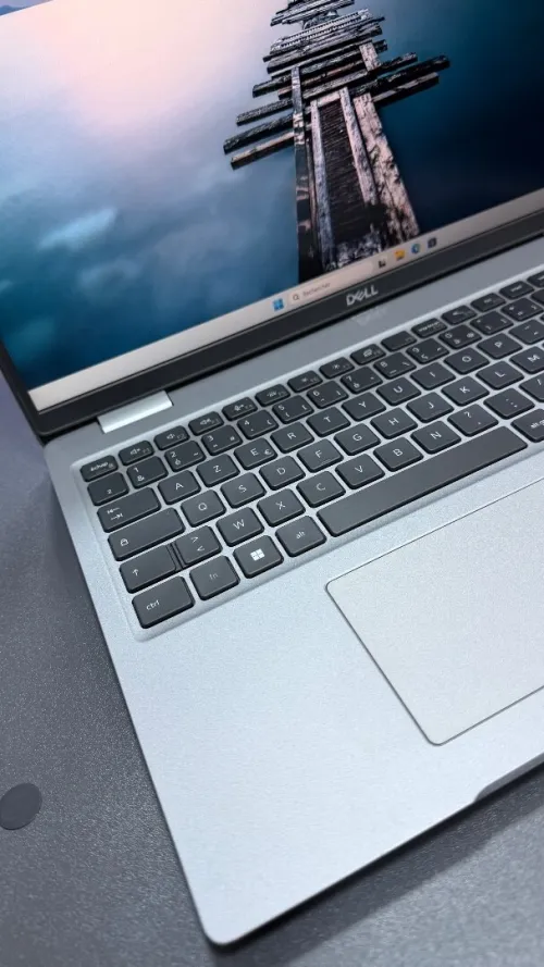 DELL LATITUDE 5520 INTEL i5-1135G7 2.4GHZ up to 4.2ghz 4 CŒURS \\ 8 THREADS RAM 8GB DDR4 3200MT/s DISK 256GB SSD nvme INTEL IRIS XE GRAPHICS ECRAN 15.6INCH FHD