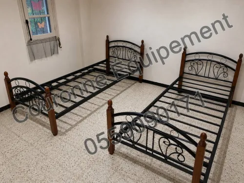 Fabrication de lits superposés haute qualité à pieds métalliques ou en bois, avec équipements complets. تصنيع أسرّة طابقية عالية الجودة بأرجل حديدية أو خشبية مع تجهيزات كاملة