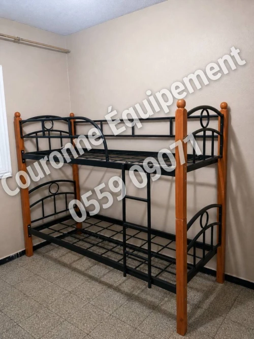 Fabrication de lits superposés haute qualité à pieds métalliques ou en bois, avec équipements complets. تصنيع أسرّة طابقية عالية الجودة بأرجل حديدية أو خشبية مع تجهيزات كاملة
