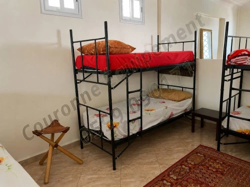 Fabrication de lits superposés haute qualité à pieds métalliques ou en bois, avec équipements complets. تصنيع أسرّة طابقية عالية الجودة بأرجل حديدية أو خشبية مع تجهيزات كاملة