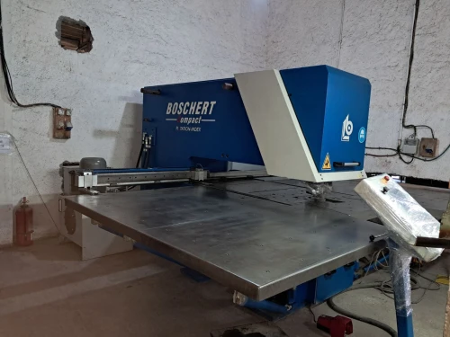 VEND POINCONNEUSE NUMERIQUE DE MARQUIE BOSHERT COMPACT ROTATION-INDEX EN TRES BON ETAT