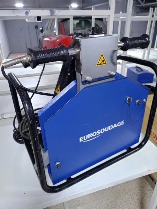 Machine de soudage bout à bout pour tuyaux PEHD