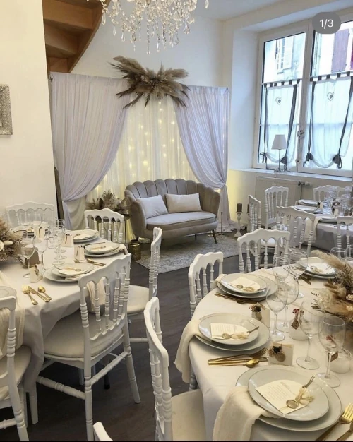 Location vaisselle de lux / table ronde / table basse / chaise tout article événementielle 