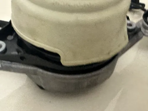 À vendre deux supports moteur côté gauche, MERCEDES-BENZ originale A1662405817 utilisés seulement 4j