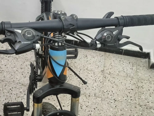 Vélo rouge et noire ,marque : bmx