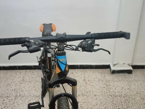 Vélo rouge et noire ,marque : bmx