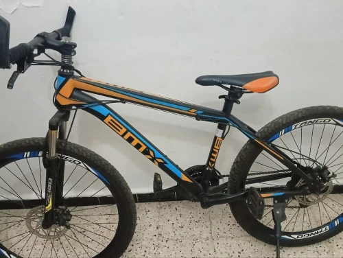 Vélo rouge et noire ,marque : bmx