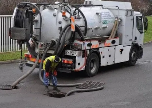 camion vidange  camion debouchage  cervise d'assainissement  camion hydruecure nettoyage regarde curage assainissement vidange feeos septique