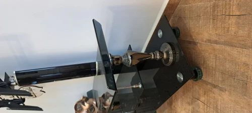Meuble TV en verre trempé avec support intégré. طاولة تلفاز بزجاج مقوى مع حامل شاشة مدمج