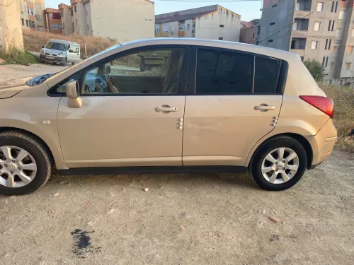 Nissan Tiida 5 portes 2010 Tiida 5 portes