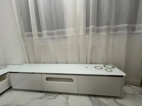 Table tv a 25000 et table basse a 20000