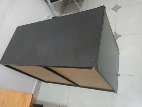 Bureau et les tables avec  les chaises