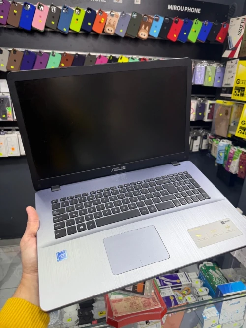 Laptop Asus vivobook 17 x705MA 17" processeur Intel(R) Celeron(R) N4000 CPU 8GB RAM 256GB