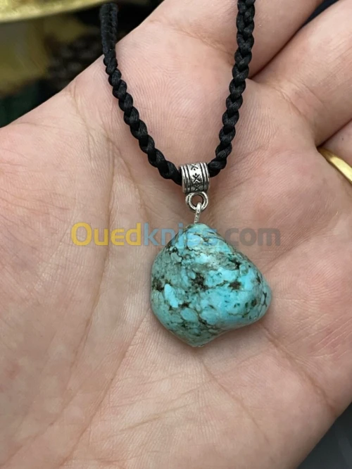 Collier avec pendentif en pierre naturelle 