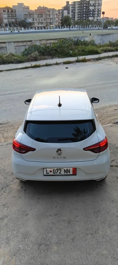 Renault clio  5 hybride essence 2022 1.6   145 cv